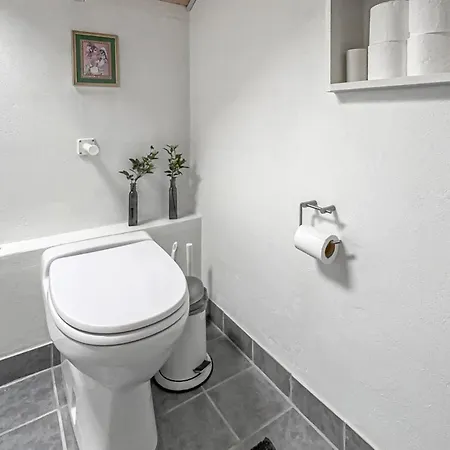 3 Bedroom Amazing In Holiday home